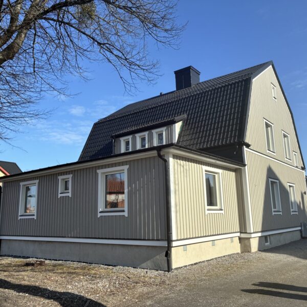 Fasadbyte och tilläggsisolering på villa från 1927